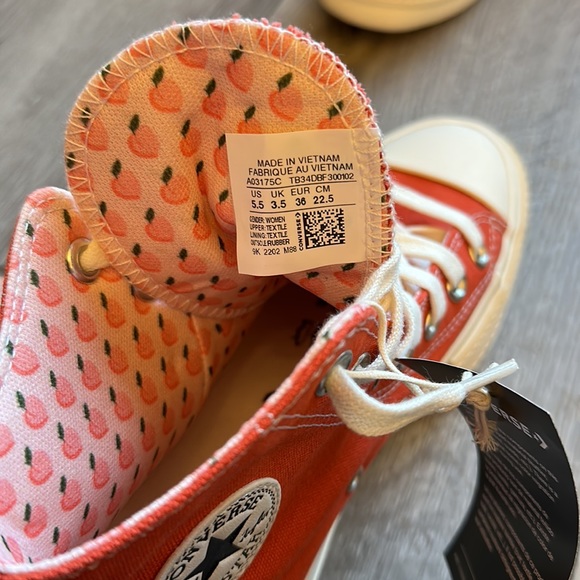 Converse size 5.5 peach, platformed, high tops - Picture 5 of 7